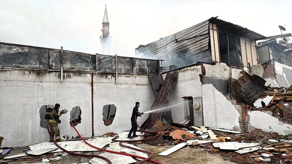 Altındağ’da metruk dükkanda çıkan yangın söndürüldü (GÜNCELLEME) Altındağ’da metruk dükkanda çıkan yangın söndürüldü (GÜNCELLEME)