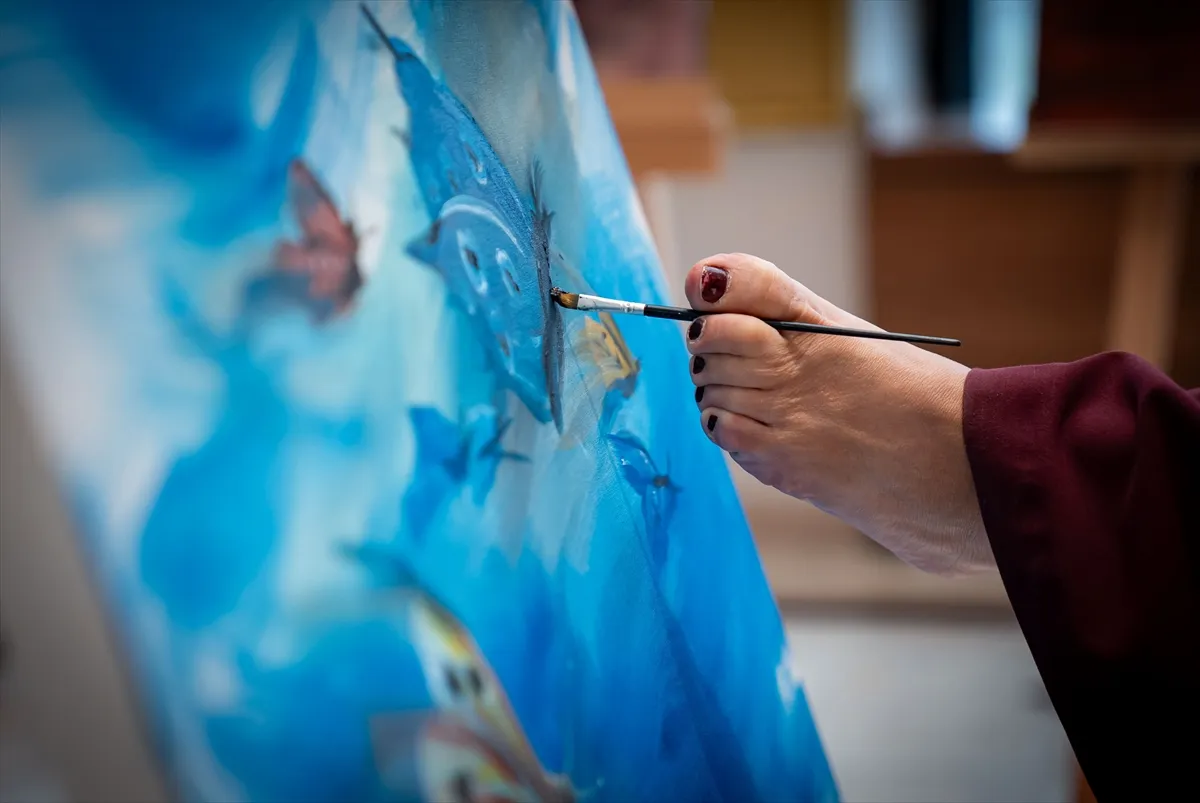 Ayaklarıyla hayata tutunan ressam Ayşe Işık’ın eserleri Ankara’da sanatseverlerle buluştu Ayaklarıyla hayata tutunan ressam Ayşe Işık’ın eserleri Ankara’da sanatseverlerle buluştu