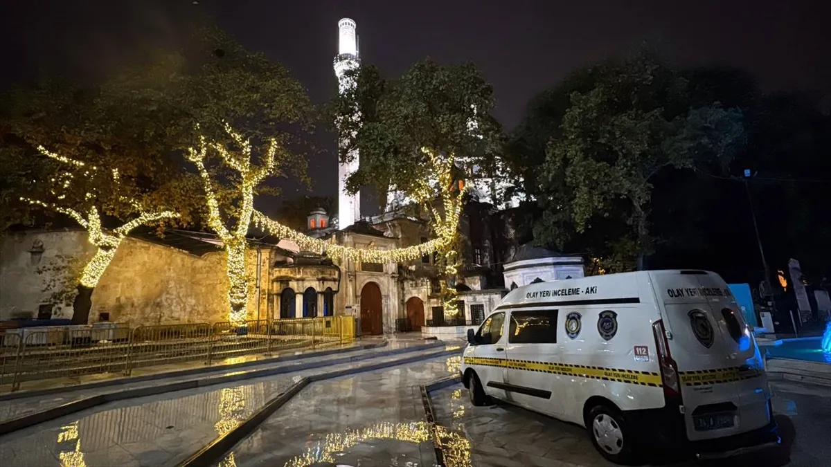 Eyüpsultan Camisi’nde silahla ateş açılmasına ilişkin 2 kişi gözaltına alındı Eyüpsultan Camisi’nde silahla ateş açılmasına ilişkin 2 kişi gözaltına alındı