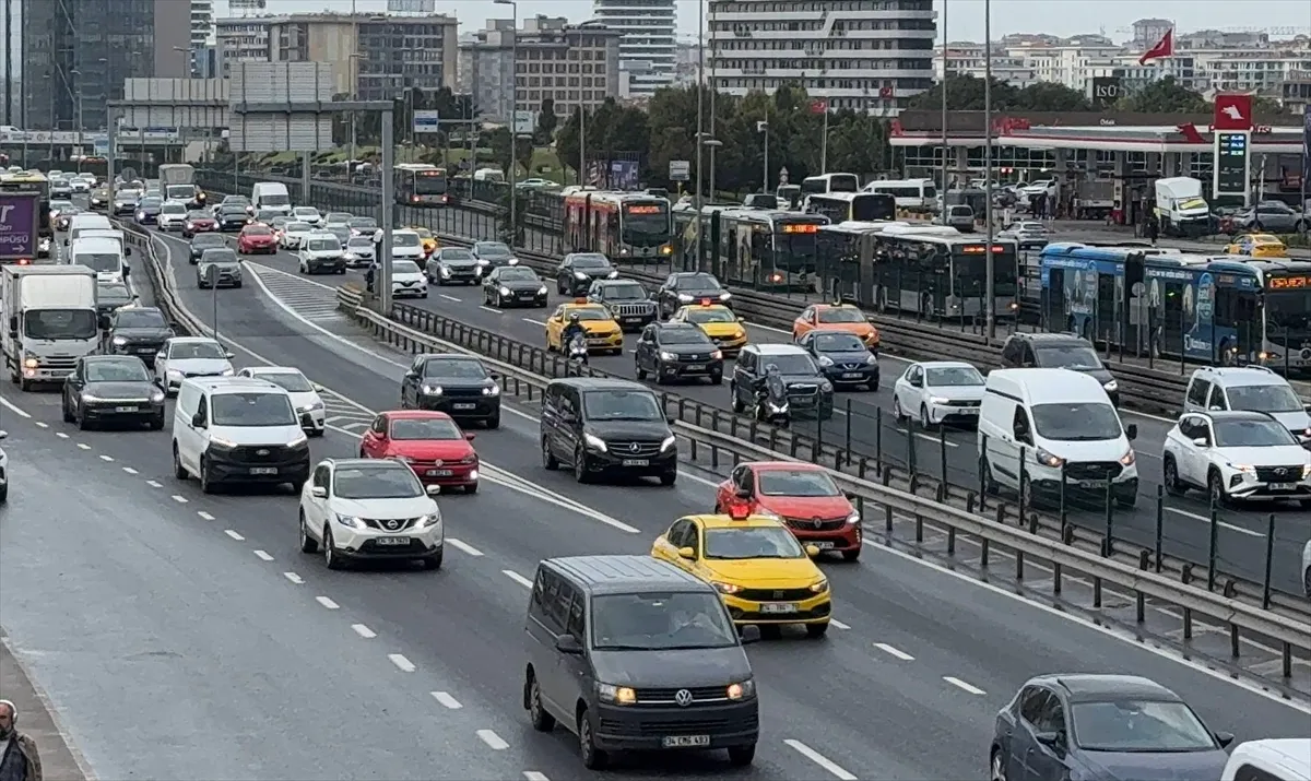 İstanbul’da yağışın da etkisiyle sabah saatlerinde trafik yoğunluğu İstanbul’da yağışın da etkisiyle sabah saatlerinde trafik yoğunluğu