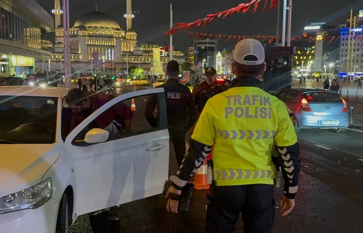 İstanbul polisi kent genelinde huzur uygulaması yaptı İstanbul polisi kent genelinde huzur uygulaması yaptı
