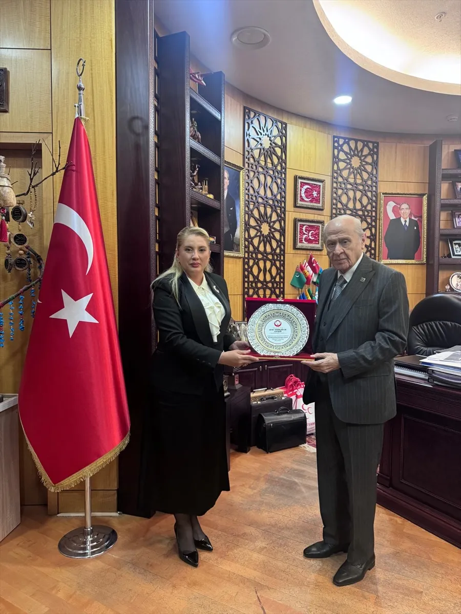 MHP Genel Başkanı Bahçeli, Türkiye Şehit Yakınları ve Gaziler Dayanışma Vakfı Başkanı Gürs ile görüştü MHP Genel Başkanı Bahçeli, Türkiye Şehit Yakınları ve Gaziler Dayanışma Vakfı Başkanı Gürs ile görüştü