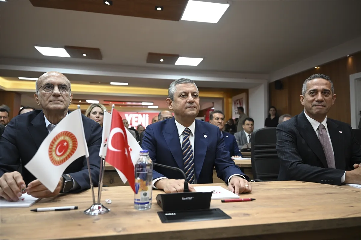 Yeni Parti Genel Başkanı Özel, milletvekilleriyle çalışma toplantısında konuştu Yeni Parti Genel Başkanı Özel, milletvekilleriyle çalışma toplantısında konuştu
