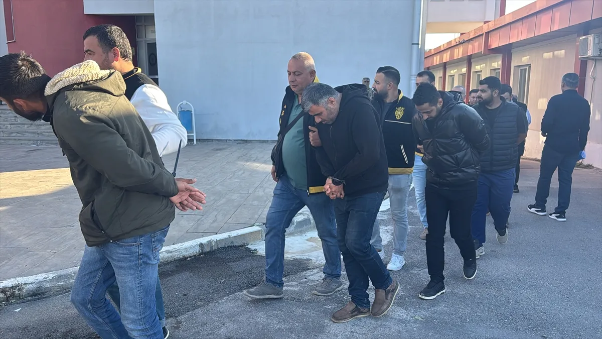 Adana merkezli kurgu trafik kazası soruşturmasında gözaltına alınan 87 şüpheli adliyede Adana merkezli kurgu trafik kazası soruşturmasında gözaltına alınan 87 şüpheli adliyede
