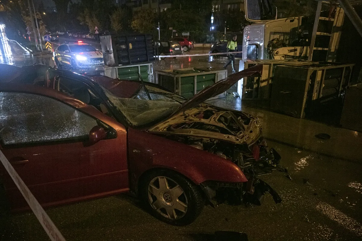 Ankara’da kamyon ile otomobil çarpıştı, 3 kişi yaralandı Ankara’da kamyon ile otomobil çarpıştı, 3 kişi yaralandı
