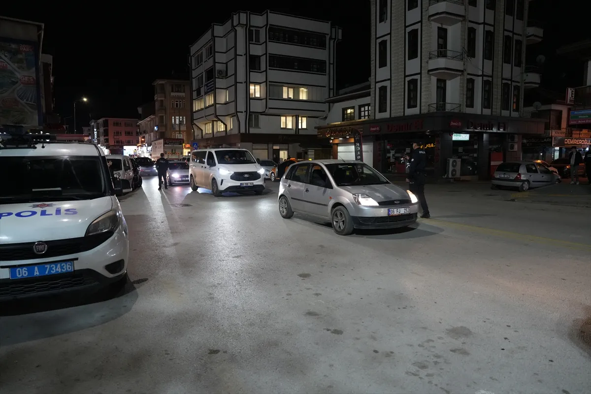 Çubuk’ta 40 polisin katılımıyla asayiş ve trafik denetimi yapıldı Çubuk’ta 40 polisin katılımıyla asayiş ve trafik denetimi yapıldı