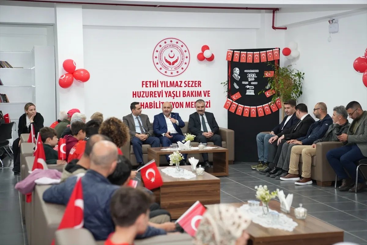 Eskişehir’de 150 Eskişehirspor kombinesi vatandaşlara hediye edildi Eskişehir’de 150 Eskişehirspor kombinesi vatandaşlara hediye edildi