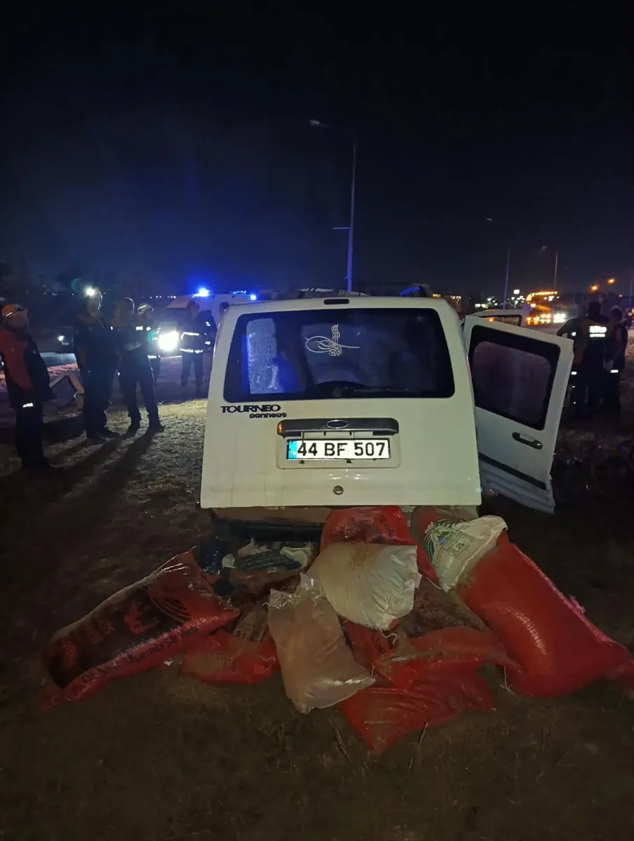 Malatya’da servis otobüsü ile hafif ticari araç çarpıştı, 2 kişi öldü, 3 kişi yaralandı Malatya’da servis otobüsü ile hafif ticari araç çarpıştı, 2 kişi öldü, 3 kişi yaralandı