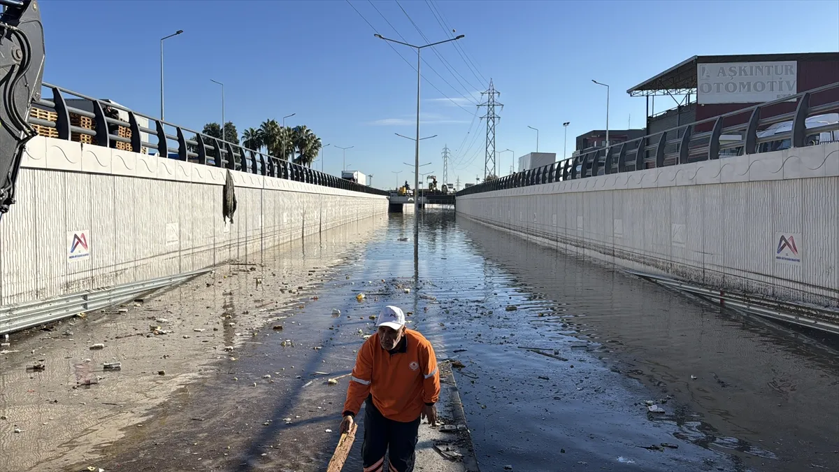 Mersin’de sağanak sonrası temizlik ve tahliye çalışması Mersin’de sağanak sonrası temizlik ve tahliye çalışması