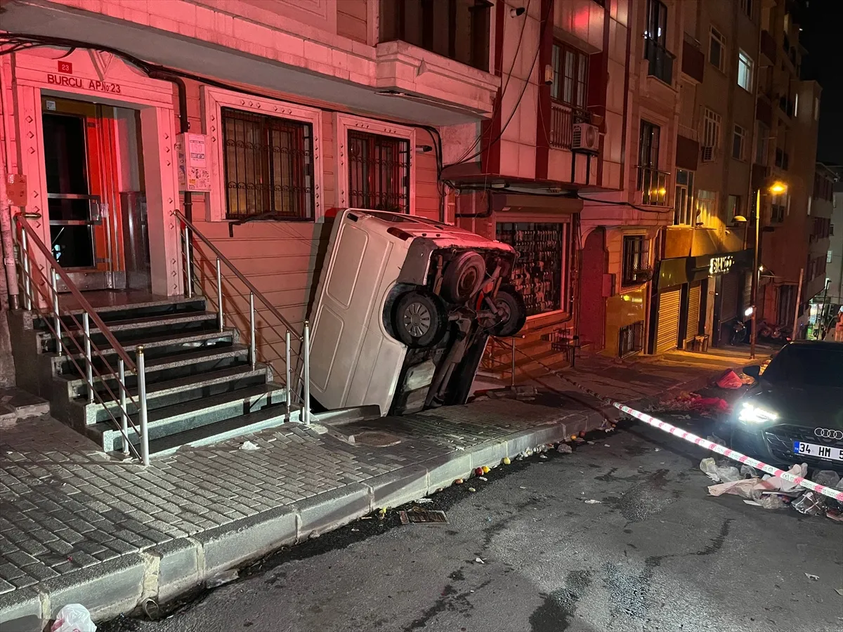 Şişli’de apartman boşluğuna düşen panelvanın sürücüsü yaralandı Şişli’de apartman boşluğuna düşen panelvanın sürücüsü yaralandı