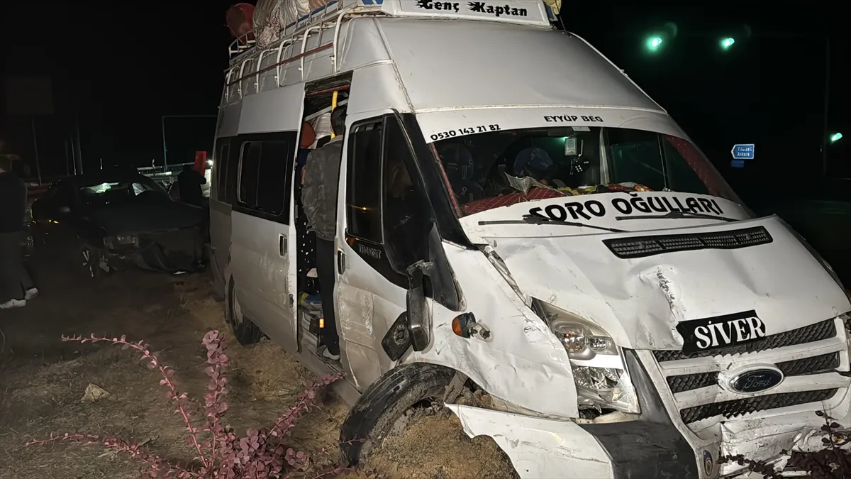 Sivas’ta minibüsle otomobilin çarpıştığı kazada 2 kişi yaralandı Sivas’ta minibüsle otomobilin çarpıştığı kazada 2 kişi yaralandı