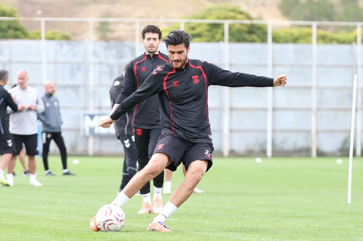 Sivasspor Teknik Direktörü İsmet Taşdemir’den temiz futbol talebi Sivasspor Teknik Direktörü İsmet Taşdemir’den temiz futbol talebi
