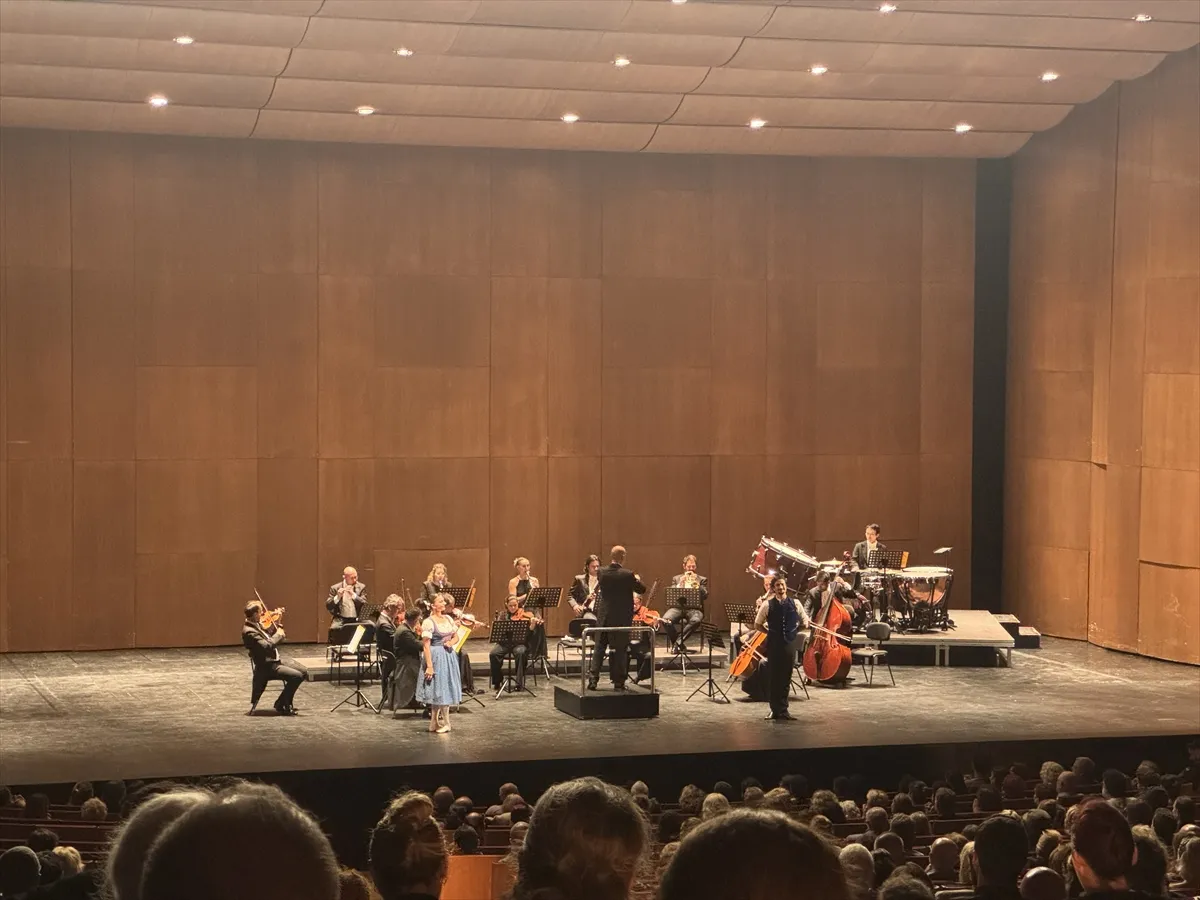 Strauss Philharmonie, AKM’de klasik müziği sahne gösterisiyle buluşturdu Strauss Philharmonie, AKM’de klasik müziği sahne gösterisiyle buluşturdu