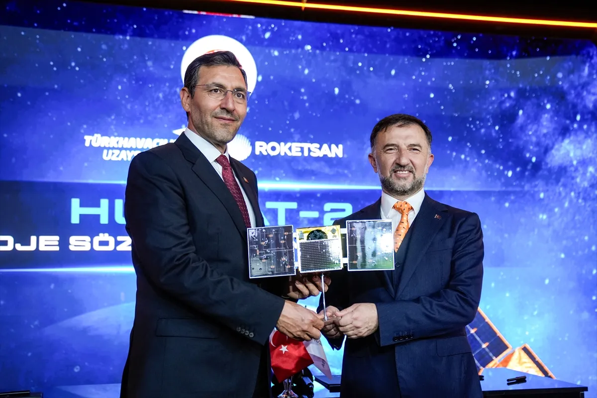 TUSAŞ ve ROKETSAN, Türkiye’nin seri üretilebilen ilk uydu ailesi HÜRSAT için imzaları attı TUSAŞ ve ROKETSAN, Türkiye’nin seri üretilebilen ilk uydu ailesi HÜRSAT için imzaları attı