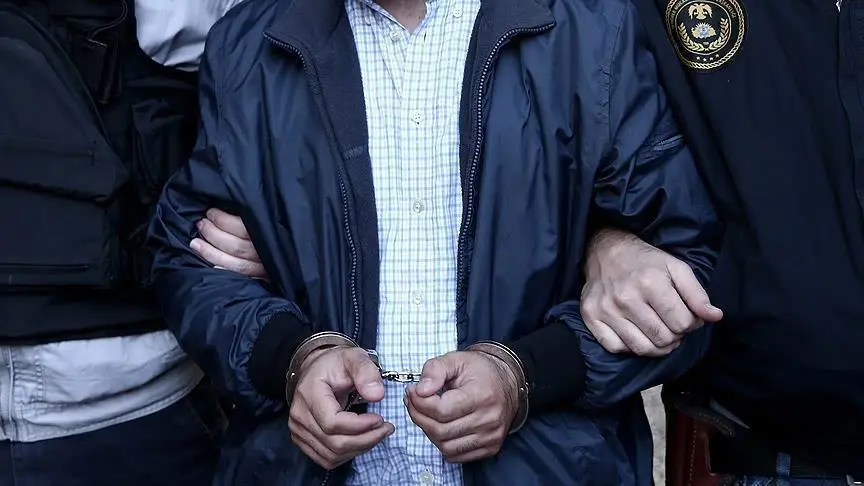 İzmir’de FETÖ şüphelisi yakalandı İzmir’de FETÖ şüphelisi yakalandı